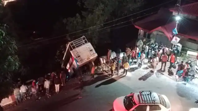 मसूरी में देर रात हुआ हादसा: मुजफ्फरनगर के छात्रों की बस का ब्रेक फेल, कार से टकराकर पैराफिट पर लटकी बस